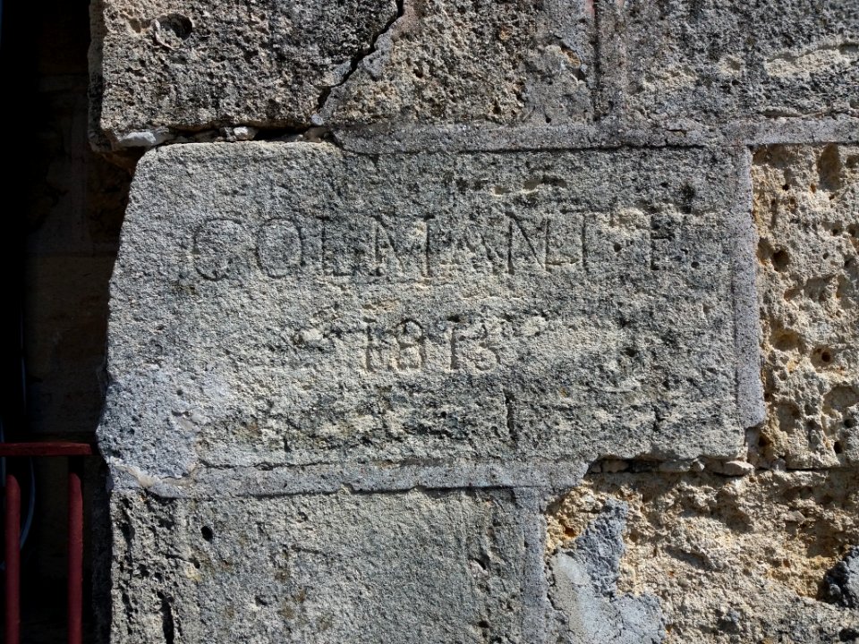 Palais des Archevêques - Donjon - Inscription dans un mur