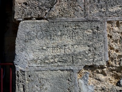 Palais des Archevêques - Donjon - Inscription dans un mur