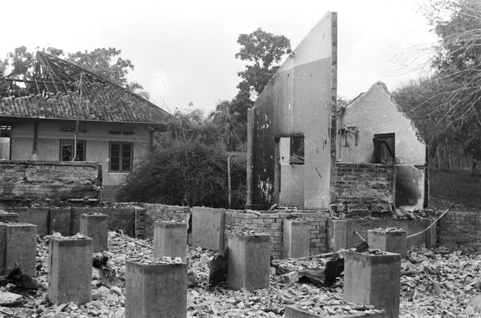 Palembang De gebouwen op de rubberonderneming Tebenan werden door de TNI in b, Bestanddeelnr 338-4-2