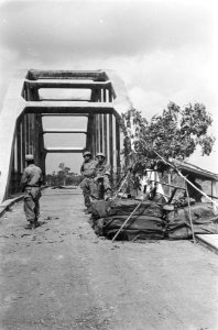 Palembang De grote brug over de Batang Hari Leko (bij Doesoen Teloek) is op eni, Bestanddeelnr 338-2-4