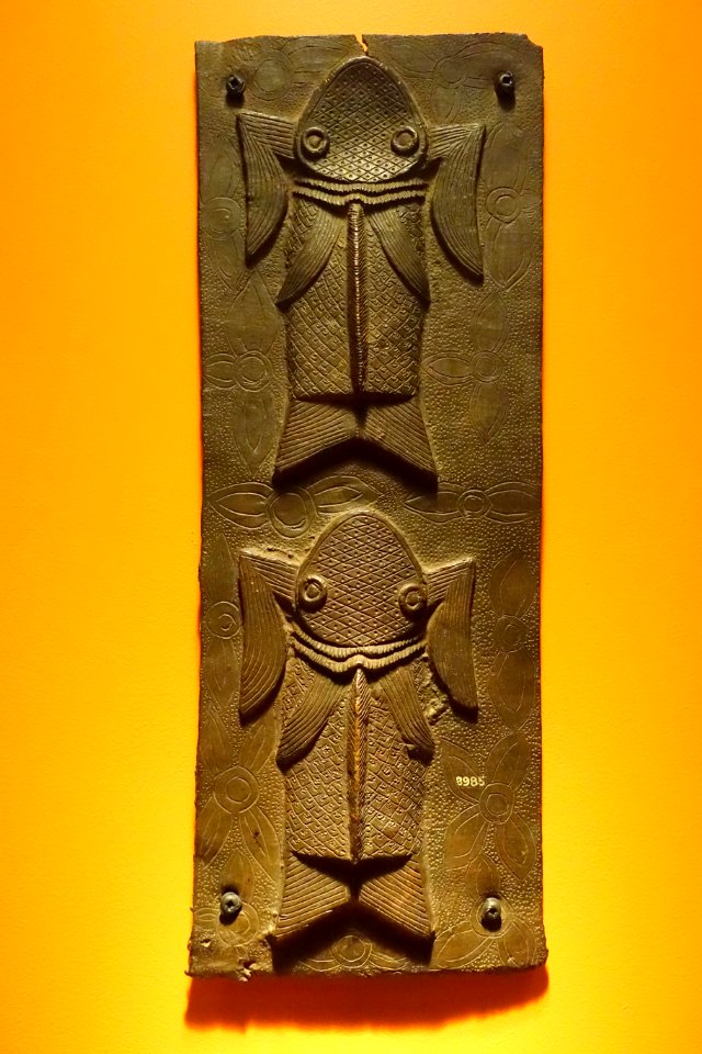Palace plaque with Two Mudfish, Benin City, Nigeria, mid 1600s AD, No. 1907.44.0384 - Etnografiska museet - Stockholm, Sweden - DSC01019