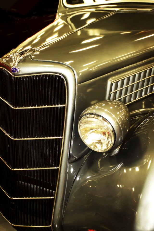 Hood fender louvers
