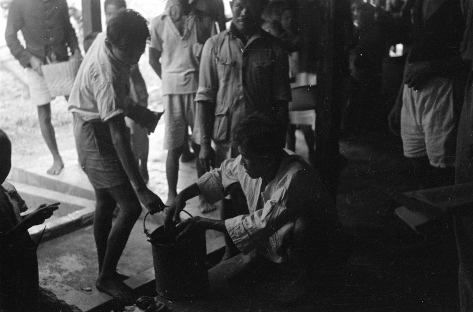 Palembang De arbeiders van de rubberonderneming Tebenan werden in treurige st, Bestanddeelnr 337-6-4