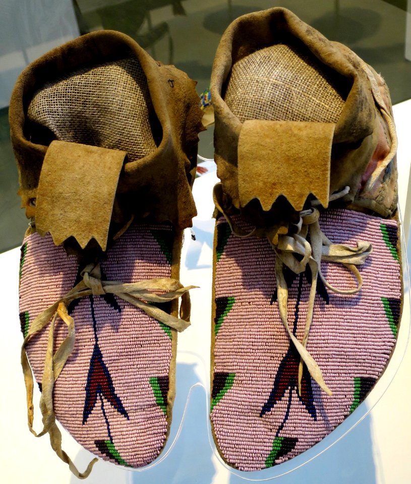 Pair of Blackfoot moccasins, Honolulu Museum of Art 4991.1, 2