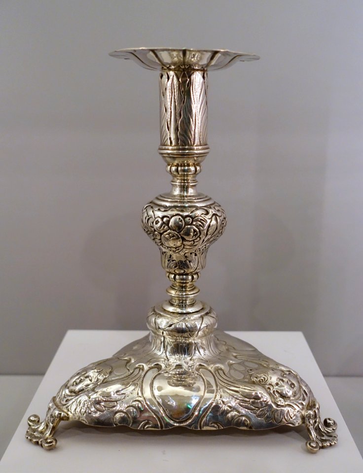 Pair of Candlesticks, British, makers mark HW in escutcheon-shaped punch with two pellets above and escallop below, c. 1665-1670, silver, 1 of 2 - Fogg Art Museum, Harvard University - DSC01354