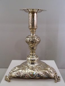 Pair of Candlesticks, British, makers mark HW in escutcheon-shaped punch with two pellets above and escallop below, c. 1665-1670, silver, 1 of 2 - Fogg Art Museum, Harvard University - DSC01354