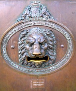 Palencia - Buzón leonino en el Edficio de Correos