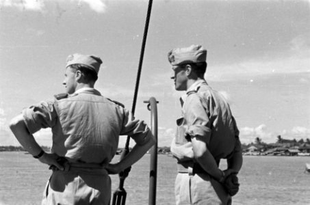 Palembang Y-Brigade Twee luitenants op een patrouilleboot, Bestanddeelnr 4997