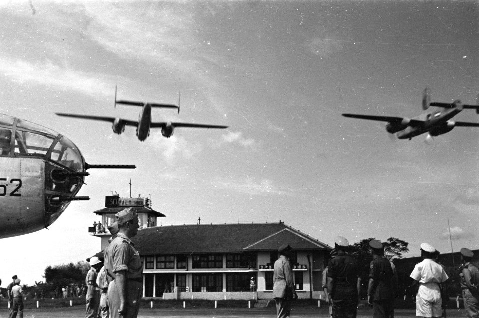 Palembang Y-Brigade op het vliegveld kijkt generaal Kruls naar twee laag ove, Bestanddeelnr 4986