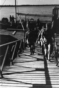 PalembangY-Brigade Generaal Kruls op een steiger bij het verlaten van een pa, Bestanddeelnr 4953
