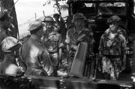 Palembang Y-Brigade Generaal Kruls bij een eenheid rijdende artillerie, Bestanddeelnr 4945