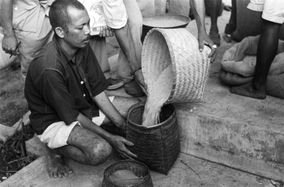 Palembang De arbeiders van de rubberonderneming Tebenan werden in treurige st, Bestanddeelnr 337-5-1