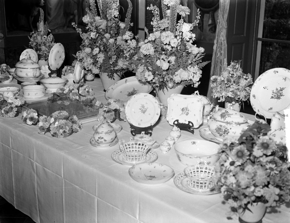 Paleis Huis ten Bosch tafel met servies, Bestanddeelnr 903-4738