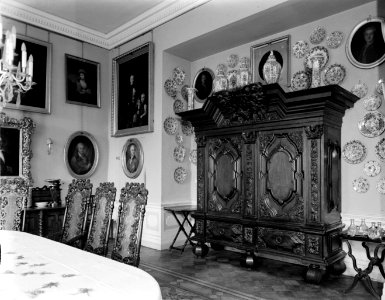 Paleis Wilanow Interieur van een eetkamer met porseleinverzameling, schilderije, Bestanddeelnr 190-0606