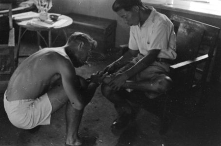 Palembang Sjoerd v.d. Schaaf, hospik van het peloton van 7 R.I., dat zijn int, Bestanddeelnr 404-1-2