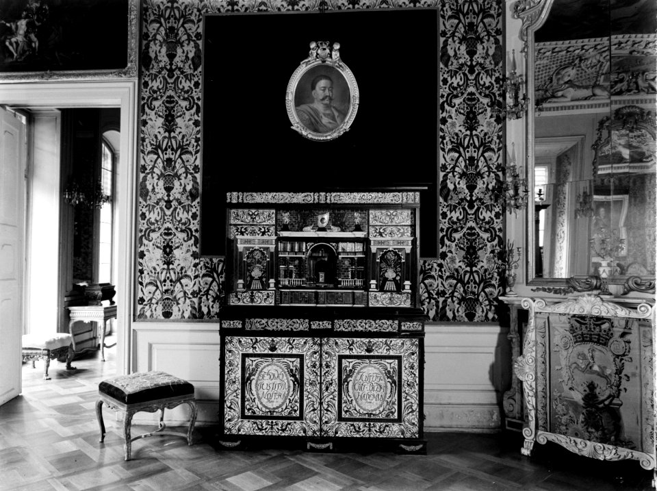 Paleis Wilanow Zaal met tegen een wand een kunstkabinet met inlegwerk en op de , Bestanddeelnr 190-0610