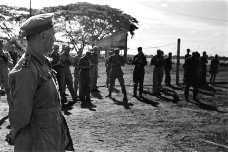 Palembang. Y-Brigade Generaal Kruls inspecteert een militaire eenheid. Links , Bestanddeelnr 4950