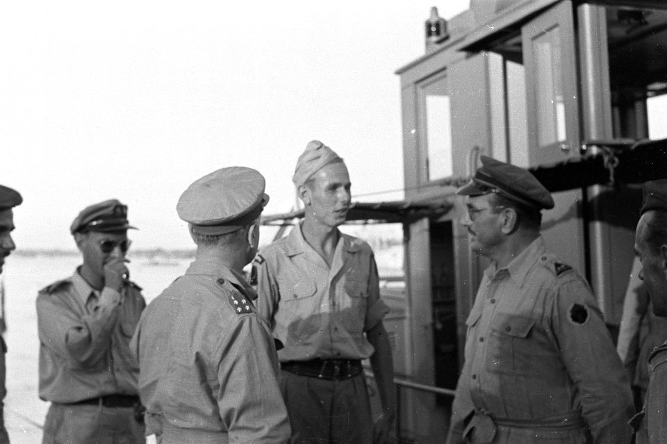 Palembang. Y-Brigade Generaal Kruls en luitenant-kolonel F. Mollinger spreken, Bestanddeelnr 4957