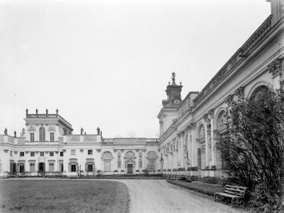 Paleis Wilanow voorplein (cour d'honeur) met zicht op het centrale paviljoen, Bestanddeelnr 190-0601 photo