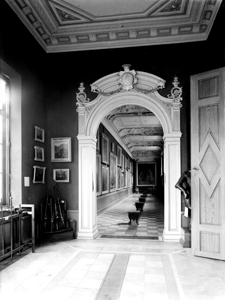 Paleis Wilanow Toegang tot een schilderijengallerij met rechts een kleine colle, Bestanddeelnr 190-0609