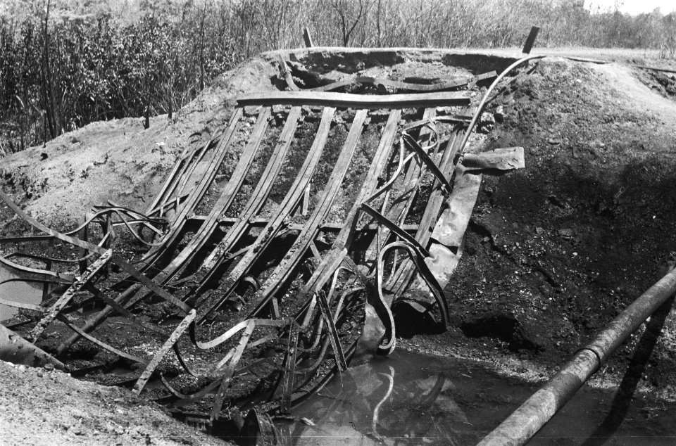 Palembang De TNI liet op Zuid-Sumatra brandende olie in de kali's lopen om zo d, Bestanddeelnr 339-1-4