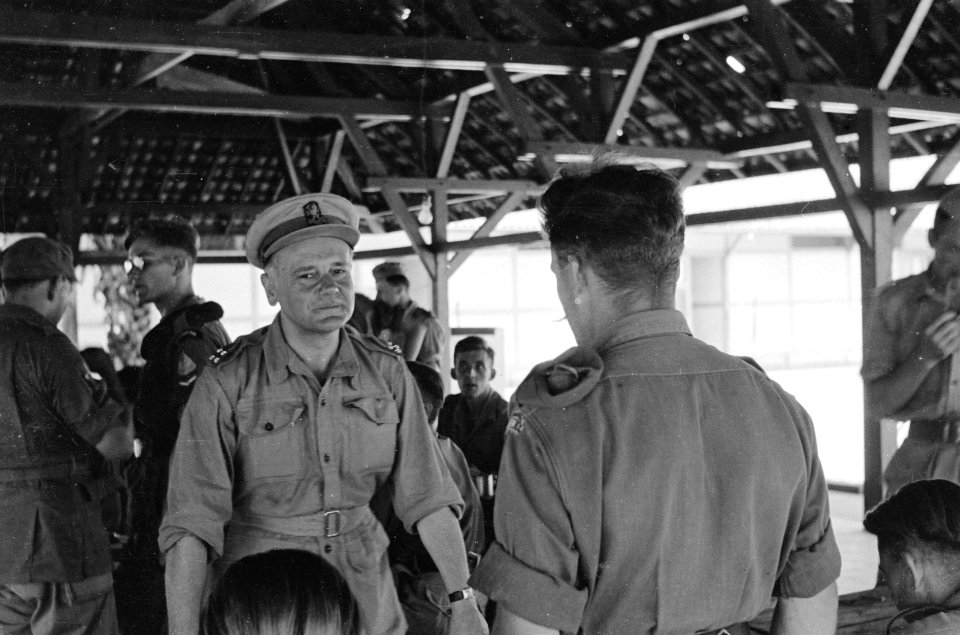 Palembang. Y-Brigade generaal Kruls spreekt met een soldaat, Bestanddeelnr 4988