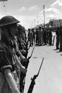 Palembang. Y-Brigade generaal Kruls inspecteert op straat een erewacht. van …, Bestanddeelnr 4995