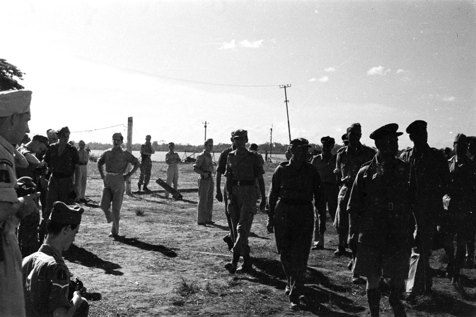 Palembang. Y-Brigade Generaal Kruls inspecteert een militaire eenheid, Bestanddeelnr 4949
