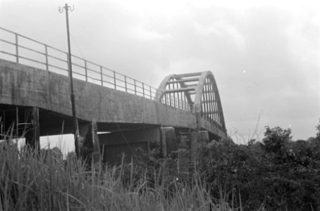 Palembang De grote brug over de Batang Hari Leko (bij Doesoen Teloek) is op eni, Bestanddeelnr 338-2-2