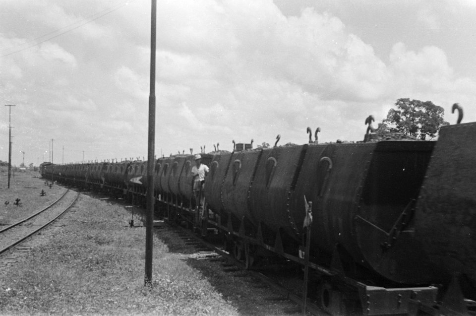 Palembang. De eerste kolentrein van de Boekit Asam mijnen arriveerde op 20 augus, Bestanddeelnr 347-4-2