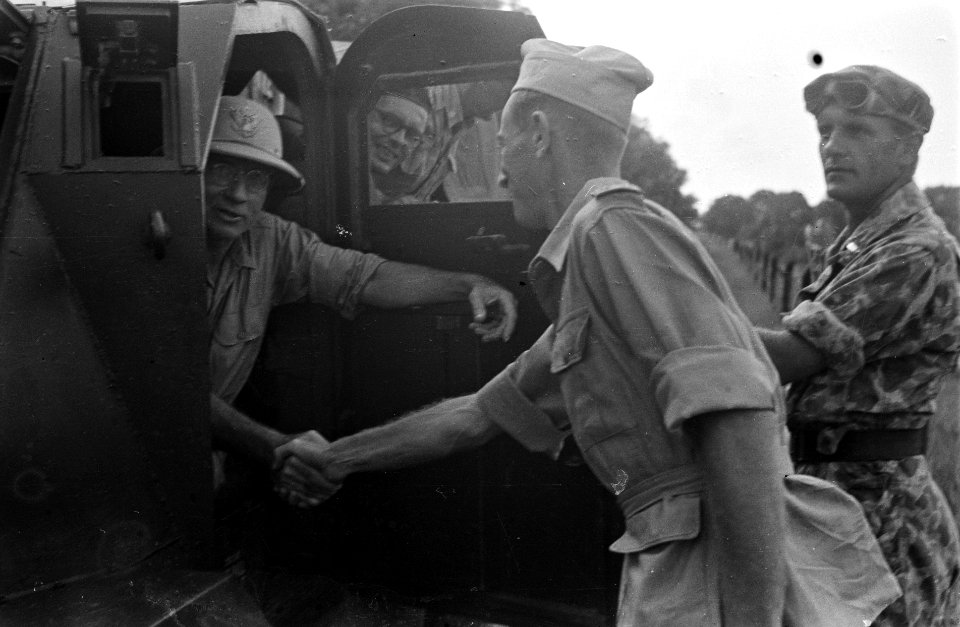 Palembang De Amerikaanse waarnemer Col. Collin S. Myers wordt door de stafoffic, Bestanddeelnr 3714