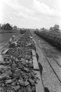 Palembang. De eerste kolentrein van de Boekit Asam mijnen arriveerde op 20 augus, Bestanddeelnr 347-4-3