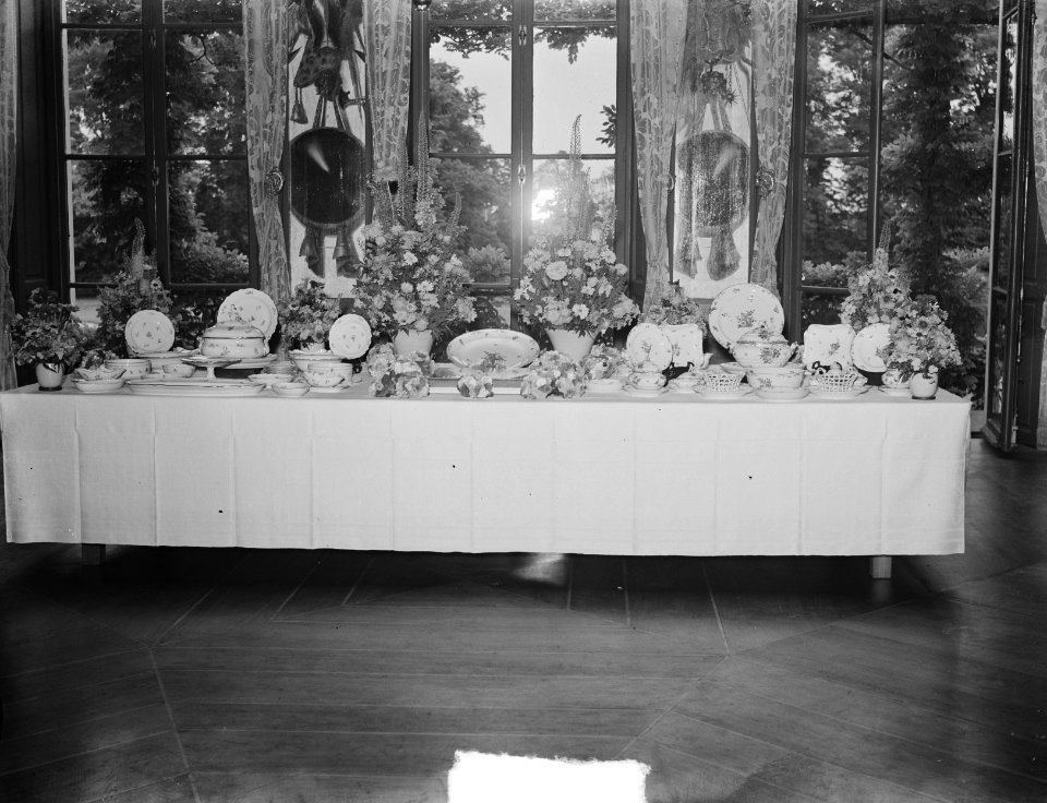 Paleis Huis ten Bosch tafel met servies, Bestanddeelnr 903-4736