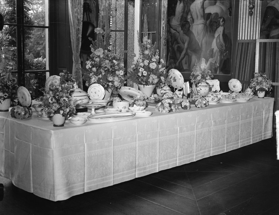 Paleis Huis ten Bosch tafel met servies, Bestanddeelnr 903-4735