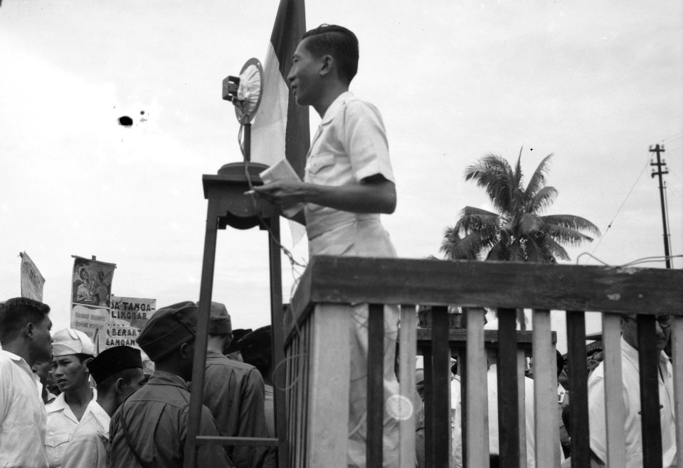 Palembang Een Indonesische man houdt een toespraak vanaf een spreekgestoete, Bestanddeelnr 11205
