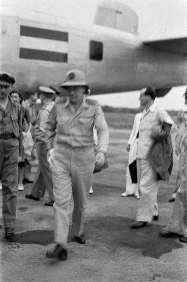 Palembang. Op 30 september arriveerde de Lt. Gouverneur-Generaal Dr. H.J. van Mo, Bestanddeelnr 369A-2-4