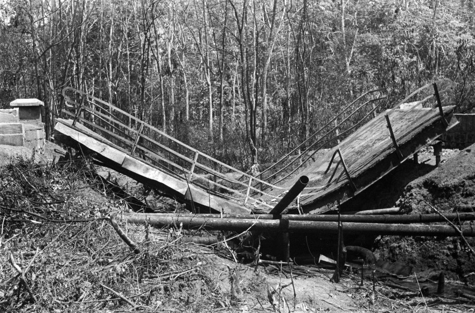 Palembang. De TNI liet op Zuid-Sumatra brandende olie in de kali's lopen om zo d, Bestanddeelnr 339-1-5