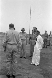 Palembang. Bezoek van Dr. van Mook aan Sumatra. Bij aankomst op het vliegveld Ta, Bestanddeelnr 369A-2-1