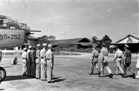 Palembang. Y-Brigade op het vliegveld inspecteert generaal Kruls de bemanning, Bestanddeelnr 4985