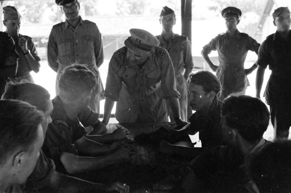 Palembang. Y-Brigade generaal Kruls spreekt met manschappen, Bestanddeelnr 4991