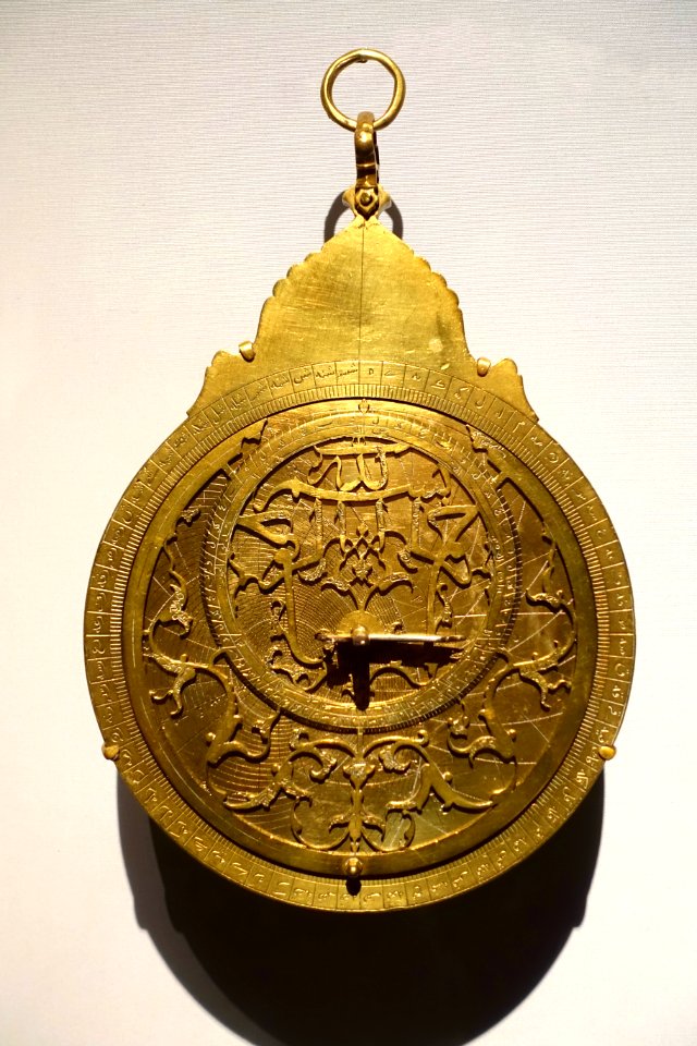 Planispheric astrolabe, by Muhammad Zaman al-Munajjim al-Asturlabi, Iran, 1654-1655, brass, steel - Metropolitan Museum of Art - New York City - DSC06977