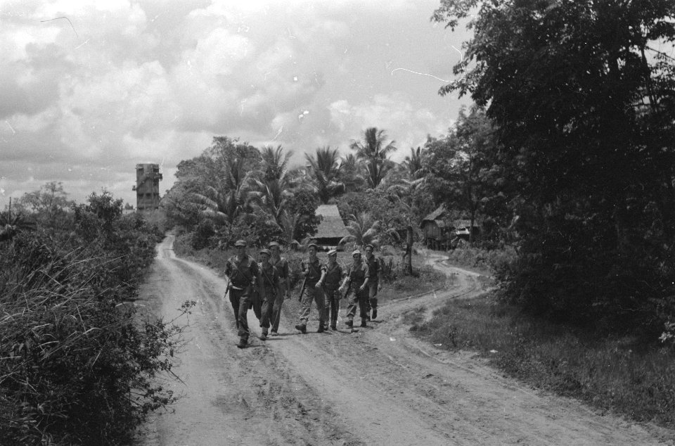 Palembang De toren van een Japans radarstation - een vuurtoren temidden van een, Bestanddeelnr 404-1-3