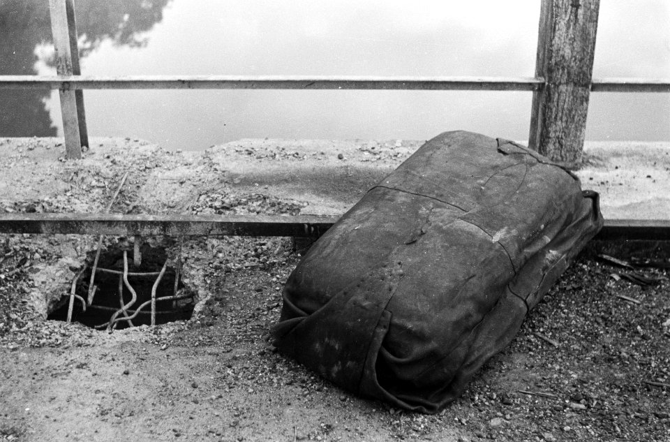 Palembang De grote brug over de Batang Hari Leko (bij Doesoen Teloek) is op eni, Bestanddeelnr 338-2-1