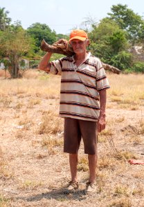 People chopping wood in the ports of Altagracia
