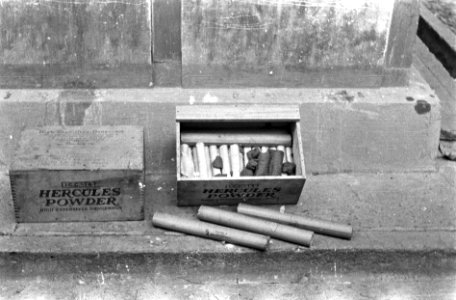 Palembang een grote hoeveelheid munitie en springstoffen van Engels fabrikaat w, Bestanddeelnr 3898