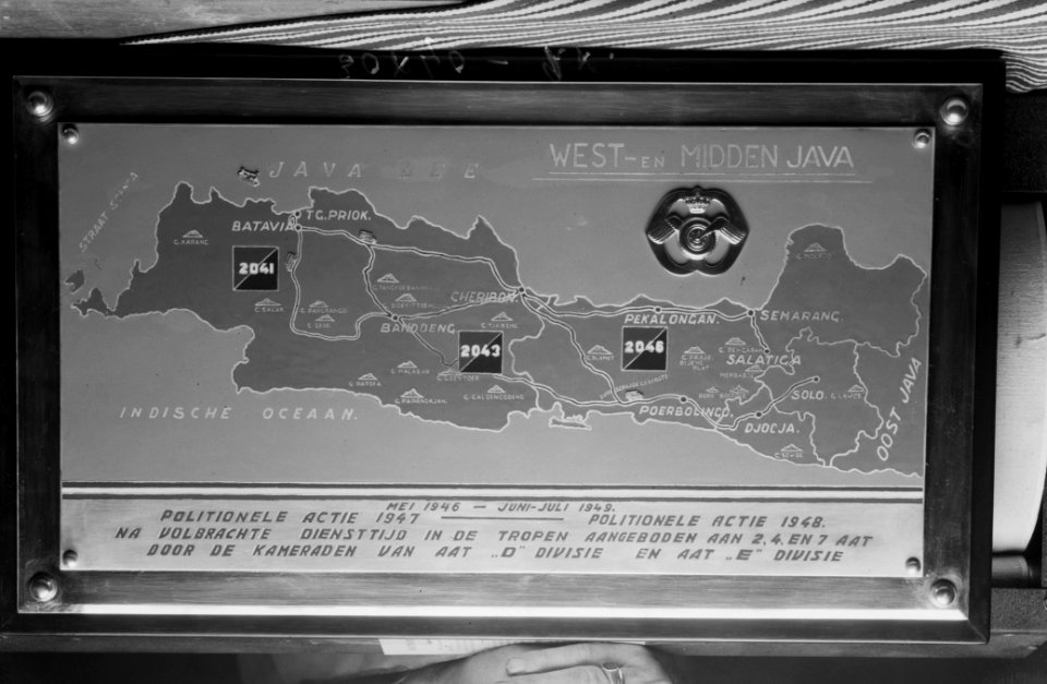Plaquette met overzicht Politionele Acties West- en Midden Java door de AAT D e…, Bestanddeelnr 8743