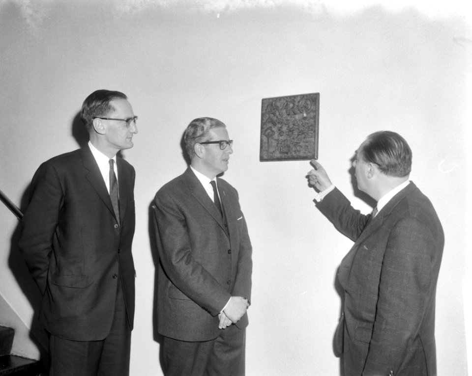 Plaquette onthuld van Ons Dorp in AVRO-studio, links dr Klapwijk en rechts Ger, Bestanddeelnr 917-2336
