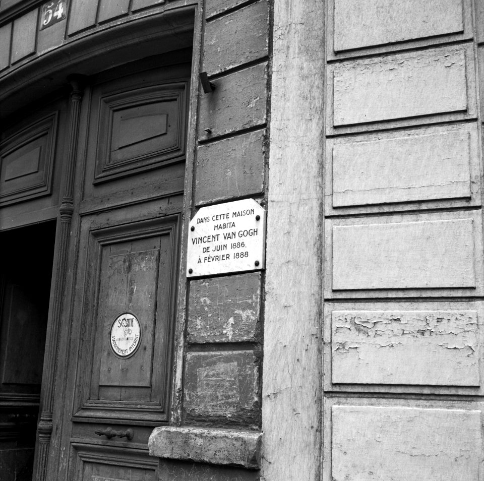 Plaquette naast de deur van het huis van Vincent van Gogh aan de Rue Lepic 54, Bestanddeelnr 254-0476