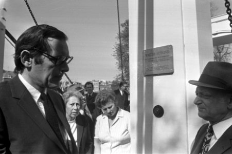 Plaquette onthuld ter nagedachtenis van Walter Suskind nieuwe houten brug over N, Bestanddeelnr 925-8434