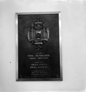 Plaquette aan Koninklijk Instituut door Selden Chopin, Bestanddeelnr 904-2023